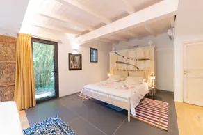 Design apartment in a botanic garden with pool - Image 2