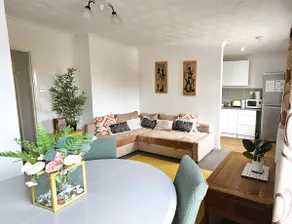 2 bed apt w/ private parking close to town centre - Image 4
