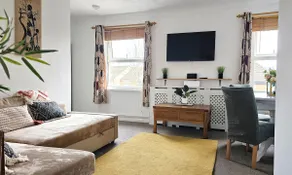 2 bed apt w/ private parking close to town centre - Image 2