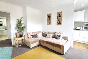 2 bed apt w/ private parking close to town centre - Image 3