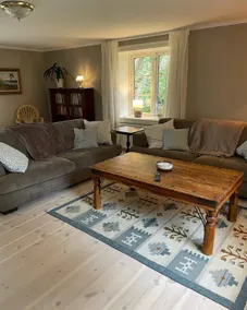Rural accommodation with large and lush garden. - Image 3