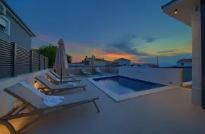 Alojamiento con piscina, barbacoa y terraza | Vistas a la piscina - Image 3