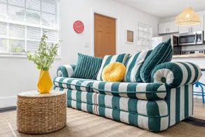 Vibrant 2BR Getaway - Côte d’Azur Near Riverwalk - Image 4