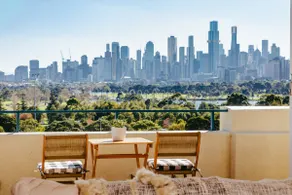 Spectacular views over Albert Park - Image 3