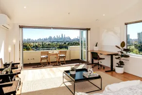 Spectacular views over Albert Park - Image 4