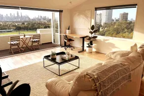 Spectacular views over Albert Park - Image 2