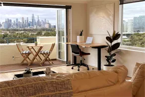 Spectacular views over Albert Park - Image 5