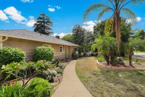 Spacious 2 living rooms, 3 bedrooms, free parking - Image 2
