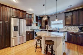 Spacious 2 Bedroom with Beautiful Backyard - Image 5