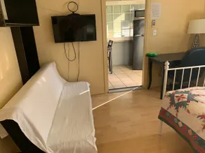 motel-like studio w/ private bath & kitchenette - Image 4