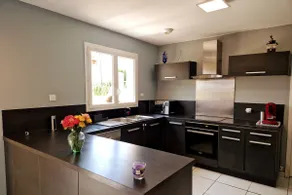 Spacious, air-conditioned family house with garden, 4 bedrooms - Image 4