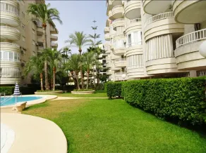 A bright apartment with a swimming pool and tennis - Image 5