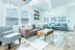 Modern lake cottage, 1 block to water. - Image 3