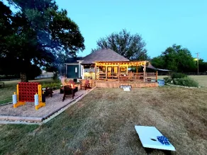 Remodeled Modern Farmhouse on acreage near ALL area attractions🌳 - Image 3