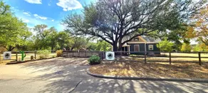 Remodeled Modern Farmhouse on acreage near ALL area attractions🌳 - Image 2