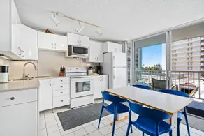 Spacious 1-bedroom vacation home with free parking - Image 4