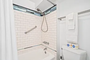 Spacious 1-bedroom vacation home with free parking - Image 3