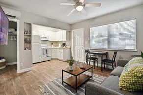 Lovely 1 Bedroom Steps from the Beach - Image 2