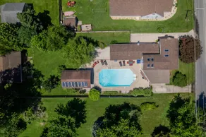 Pool House by the North East River - Image 2