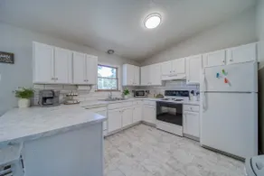 Peaceful 2 bedroom home in wooded neighborhood - Image 3