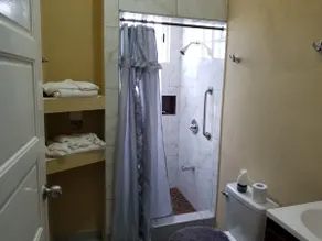 Lovely 1-bedroom rental unit with free parking - Image 2