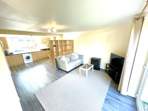 Modern & Spacious Studio Apartment with En Suite. - Image 2