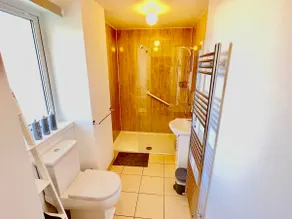 Modern & Spacious Studio Apartment with En Suite. - Image 4