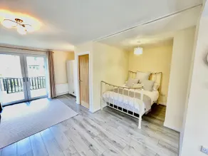 Modern & Spacious Studio Apartment with En Suite. - Image 3