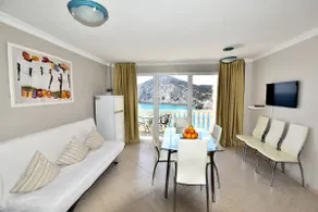 Frontline apartment 1 & Reception - Image 4
