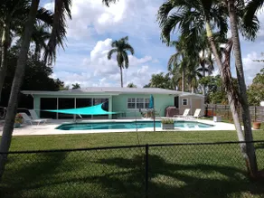 Boat Park Bungalow • Heated Pool • Fenced in Yard - Image 2