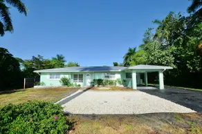 Boat Park Bungalow • Heated Pool • Fenced in Yard - Image 3