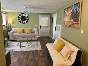 Valdosta Historic Apt 2nd floor near SGMC & VSU - Image 3