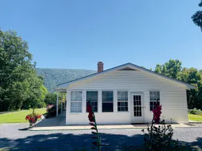 Comfy 3-bedroom country house - Image 3