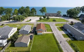 Cozy cottage with lake view; safe neighborhood - Image 3