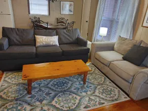 Laura's Loft Near Beaches - Image 2