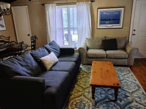 Laura's Loft Near Beaches - Image 3