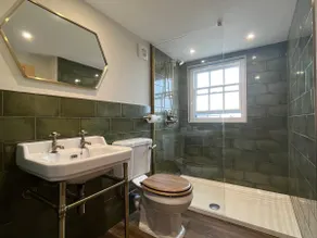 Contemporary First Floor Apartment Central Penzance - Image 4