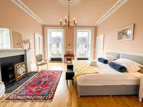 Remarkable 5BR Townhouse with Garden, Sleeps 12 - Image 4