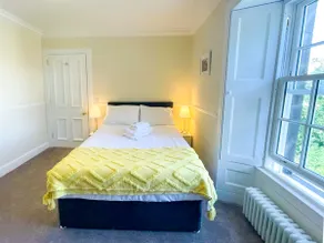 Remarkable 5BR Townhouse with Garden, Sleeps 12 - Image 2
