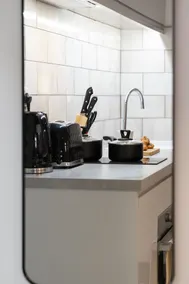 Smart Studio; Long Stay Discounts, Free Parking - Image 5