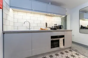 Smart Studio; Long Stay Discounts, Free Parking - Image 2