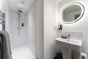 Smart Studio; Long Stay Discounts, Free Parking - Image 4