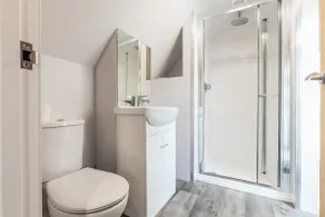 Beautiful new apartment with sheltered parking - Image 5