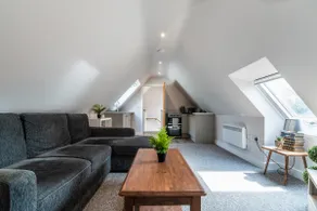 Beautiful new apartment with sheltered parking - Image 3