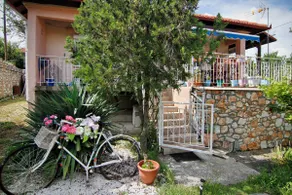 Countryside Cottage with Garden & Lake View - Image 2