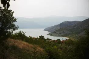 Countryside Cottage with Garden & Lake View - Image 3