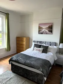 Spacious 4-bed Holiday Home in the heart of Maidstone - Image 3