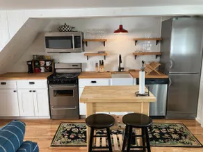 Charmingly renovated carriage house in Downtown. - Image 2