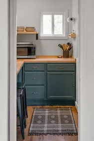 Pet-Friendly Flat with Private Yard - Image 3