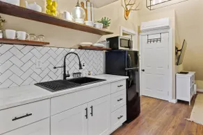 Adorable & Private Guest House on 5 Acres - Image 3